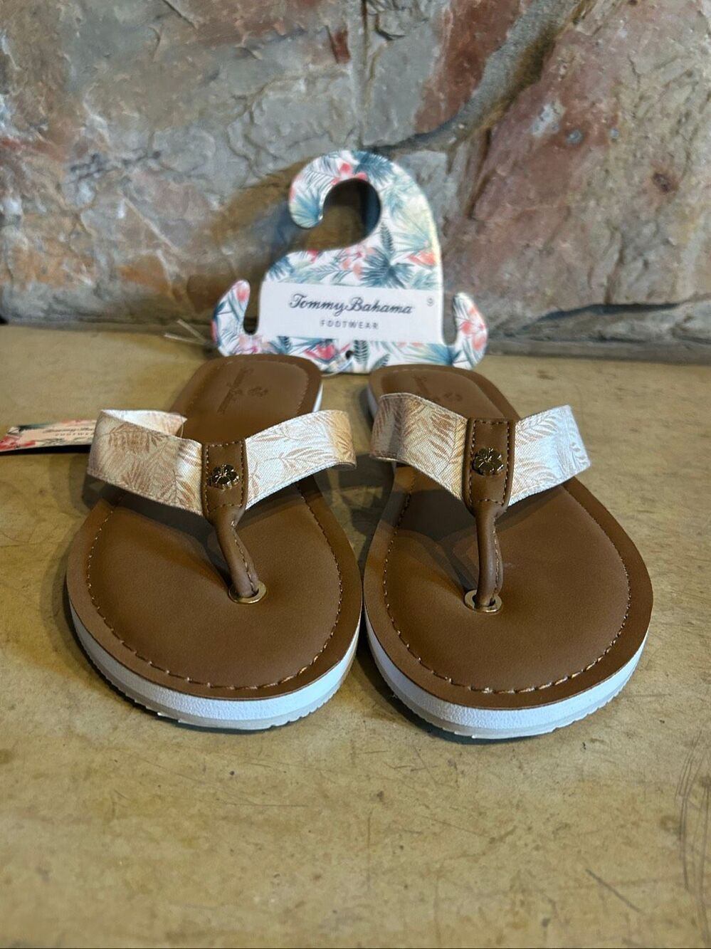 Tommy Bahama Women's Flip Flop Sandals Size 9 Tan Cream Tropical Palm Leaf